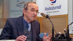 Vladimír Vácha ve studiu Radiožurnálu
