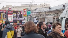 Lidé před stanicí metra Park kultury v Moskvě.