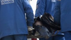 Moskevtí záchranáři vynášjí tělo mrtvého cestujícího z metra.