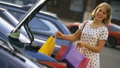 Žena ukládající nákup do auta