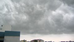 Monzunová oblačnost nad městem Lucknow v Indii