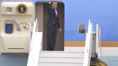 Barack Obama naposledy zamával a nastoupil do letadla.