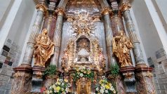 Oltář s Pražským Jezulátkem