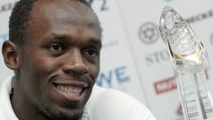 Usain Bolt s trofejí Zlaté tretry