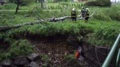 Třinečtí hasiči odstraňují následky povodní v okolí Gutského potoka