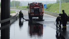 Odčerpávání vody z výjezdu na D1 ve Vrbici ve směru na Ostravu