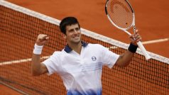 Novak Djokovič slaví postup do čtvrtfinále Roland Garros