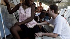 Lékaři bez hranic na Haiti zůstávájí a poskytují bezplatnou zdravotní péči