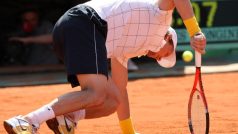 Tomáš Berdych na kolenou v prohraném semifinále Roland Garros se Švédem Robinem Söderlingem