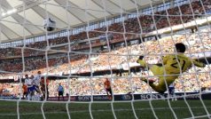Zaplněný stadion v Durbanu sleduje, jak brankář Kawashima nezvládl vyrazit Sneijderovu střelu