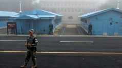 Americký voják přednáší převážně turistům z USA o historii DMZ v městečku Panmunjom