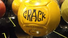 Na tenhle míč si fotbalisté Československa v Chile v roce 1962 zřejmě nestěžovali