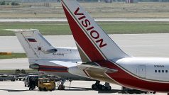 Americké a ruské letadlo na letišti ve Vídni, kde došlo k výměně špionů