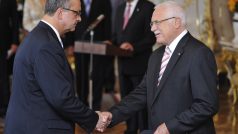 Miroslav Kalousek (vlevo, TOP 09) přebírá od prezidenta Václava Klause opět funkci ministra financí
