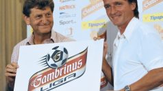 Zástupce Gambrinusu Jan Kovář a manažer české reprezentace Vladimír Šmicer představují nové logo Gambrinus ligy