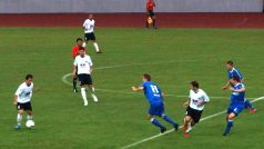Těžký terén dělal fotbalistům problémy. Ján Greguš napadá soupeřova obránce.