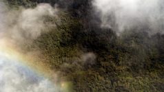 Letecký pohled na duhu nad pralesem,  Papua-Nová Guinea