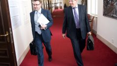 Ministři Pavel Drobil a Ivan Fuksa (vpravo) přicházejí na jednání vlády