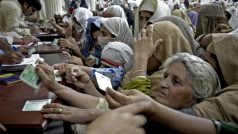 Pákistánské ženy zařizují s doklady potravinové příděly pro své rodiny