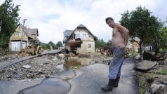 Lidé začínají odklízet následky povodní na Liberecku