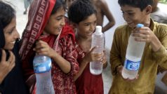 Pákistánské děti se radují z balené vody.jpg