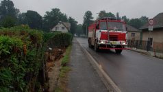 S odklízením škod pomáhají hasiči  i vojáci