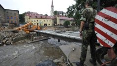 stavba provizorního mostu v Chrastavě