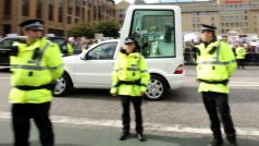 Na bezpečnost papeže dohlížejí v Británii tisíce policistů