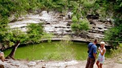 Cenote v Chichen Itzá, známý jako Studna smrti, kam staří Mayové vhazovali obětiny