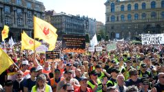 Hromadná demonstrace odborářů v Praze