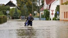 Voda z vydatných dešťů zatopila část obce Pertoltice na Českolipsku.