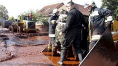 Nebezpečné červené bláto zaplavilo několik obcí na západě Maďarska