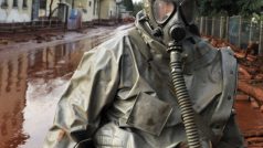 Voják v masce zasahuje v obci Devecser