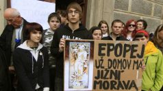Před samotnou expozici přišlo několik set mladých lidí, hlavně studentů, kteří již v minulosti protestovali proti odvozu díla do Prahy.