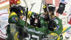Hokejisté Karlových Varů se radují po jedné z branek v síti Třince