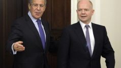 Ruský ministr zahraničí Sergej Lavrova jeho protějšek William Hague na jednání v Moskvě