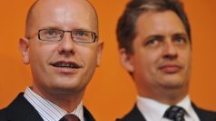 Předseda Bohuslav Sobotka a kandidát ČSSD na pražkho primátora Jiří Dienstbier ml. (vpravo)