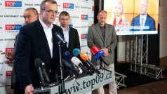 Miroslav Kalousek společně s lídry strany na tiskové konferenci TOP 09 k průběžným výsledkům voleb.