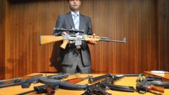 Ředitel Útvaru pro odhalování organizovaného zločinu Robert Šlachta předvádí zabavené zbraně