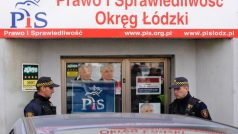 Polští policisté hlídkují před lodžským sídlem strany Právo a spravedlnost