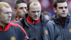 Fotbalista Wayne Rooney (uprostřed) je v Manchesteru nespokojený