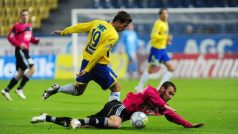 První zápas osmifinále fotbalového Ondrášovka Cupu FK Teplice - SK Dynamo České Budějovice 3. listopadu v Teplicích. Na trávníku je českobudějovický Tomáš Stráský, za ním je Jakub Mareš z Teplic.