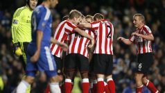 Fotbalisté Sunderlandu se radují po jedné z branek v síti Chelsea, vlevo smutný Petr Čech