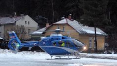 Záchranářský vrtulník v lyžařském středisku