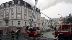 Hasiči zasahují u požáru bytu v Karlových Varech