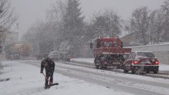 Mnoho lidí si letos poprvé muselo odházet sníh, aby vyjeli s autem od domu