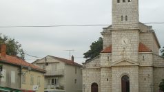 V neděli před kostelem v Pakoštane se scházejí věřící