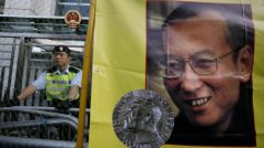 Lidé v Hong Kongu demonstrují za propuštění Liou Siao-poa