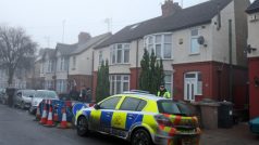 Britská policie prohledala dům v anglickém Lutonu. Ve městě údajně žil Taymour Abdel Wahab