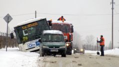 V Havířově-Životicich havaroval na čerstvém sněhu autobus MHD